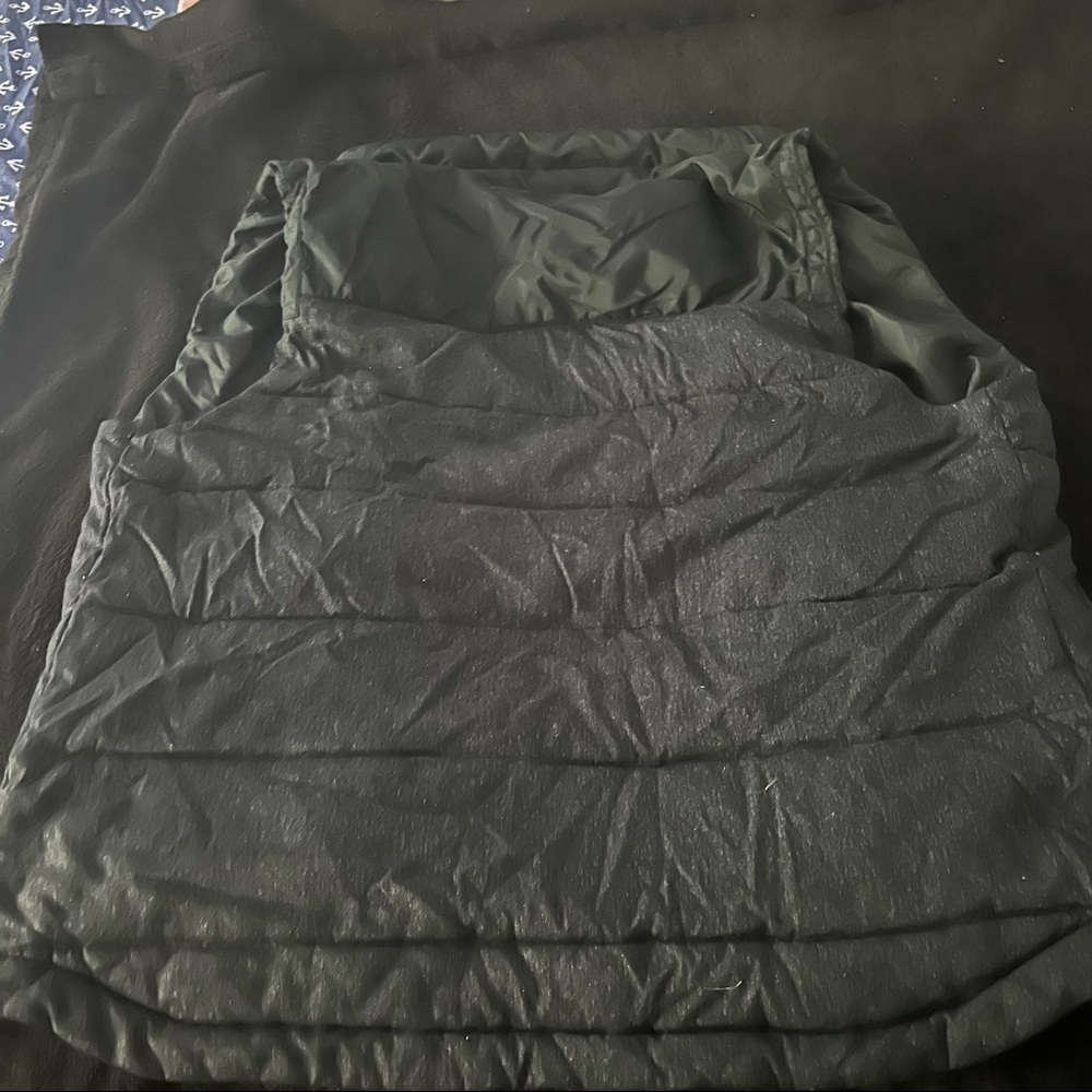 Black and gray Gap vest - Picture 4 of 5